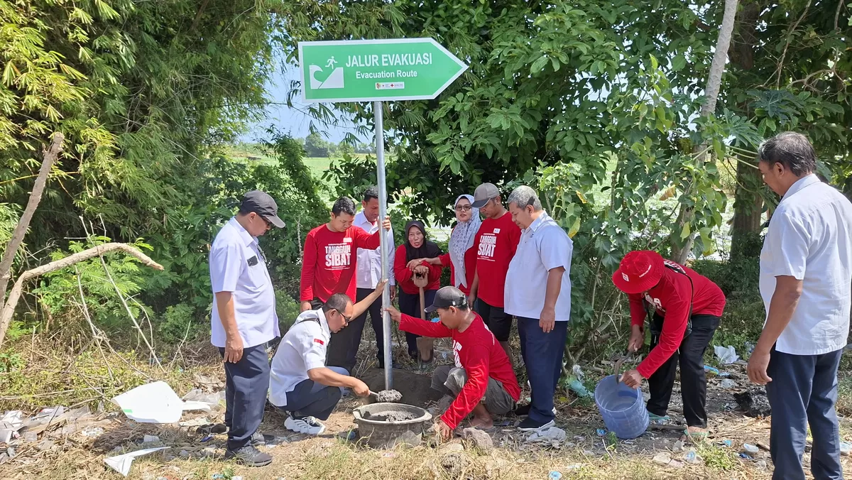 PMI Kabupaten Jember bersama Japanese Red Cross Society (JRCS) menggelar aksi pemasangan puluhan papan petunjuk jalur evakuasi pada Senin, (27/7/2026).