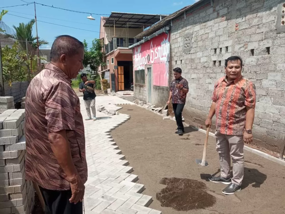 Anggota DPRD Jatim Satib (kanan) saat cek lokasi. (Angga Juli Setiawan/SketsaNusantara.id)