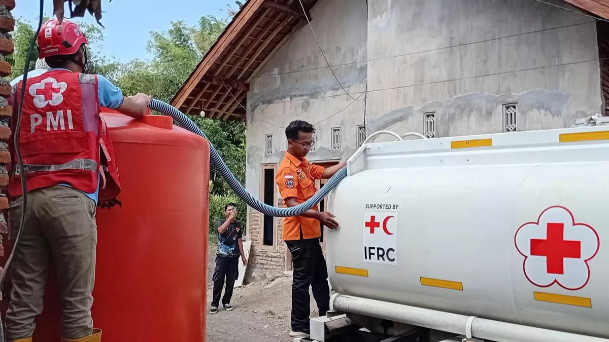 PMI Kabupaten Jember terus memprioritaskan penanganan krisis air bersih yang melanda Dusun Bunder, Desa Sumberpinang, Kecamatan Pakusari.