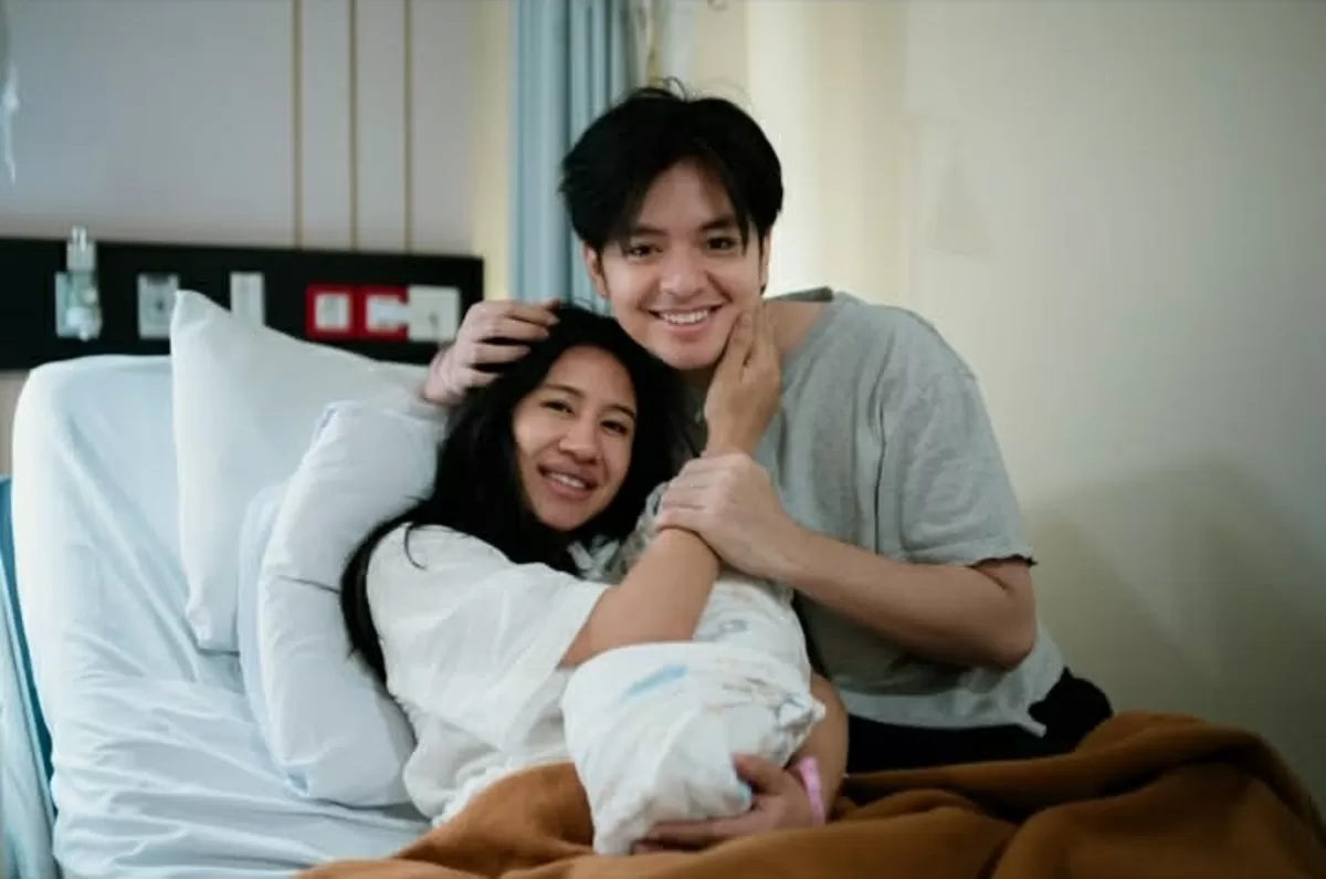 Potret Shenina Cinnamon ditemani Angga Yunanda pasca jalani proses persalinan normal unmedicated birth (Instagram/sheninacinnamon)