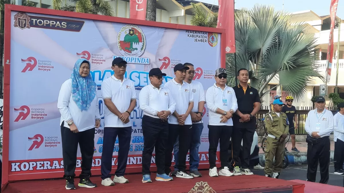 Semarak Harkopnas ke-79 di Jember, Ketua Dekopinda Jember, Ardi Pujo Prabowo dan Ketua Dekopinda Wilayah Jatim, Slamet Sutanto saat menghadiri acara jalan sehat di Alun-alun Jember 