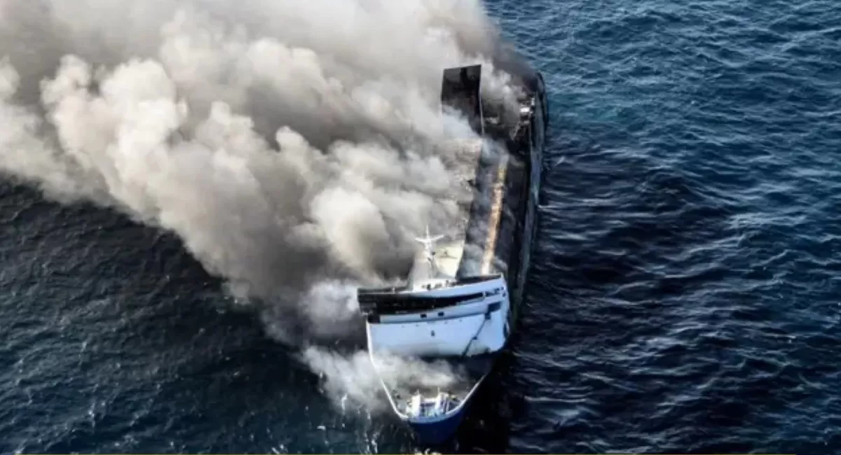 Potret Kapal Mutiara Sentosa 2 yang terbakar di perairan Sumenep, Jatim mengakibatkan 5 orang meninggal dan puluhan penumpang hilang (Instagram/ussfeed)