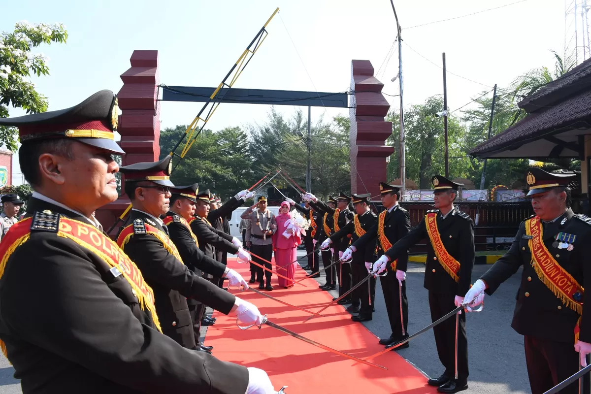 Upacara perpisahan pimpinan Polres Madiun Kota. (dok. Polres Madiun Kota)