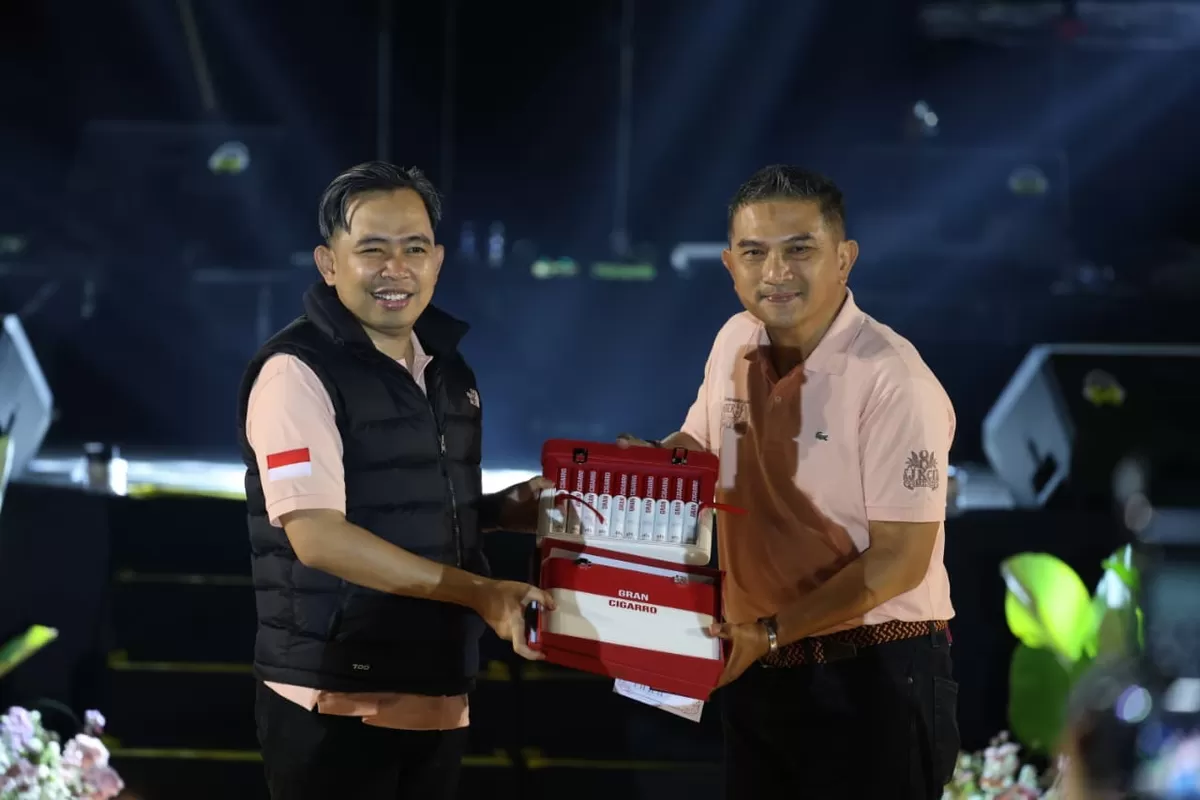 Bupati Jember Gus Fawait dan Pemilik BIN Cigar Febrian Ananta Kahar. (Angga Juli Setiawan/SketsaNusantara.id)