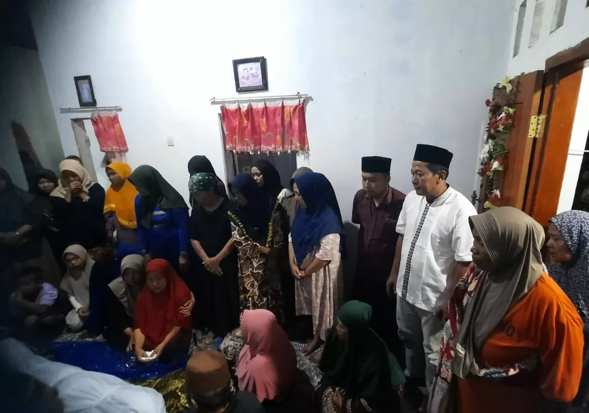 Anggota DPRD Jember Agung Budiman saat melakukan kunjungan ke rumah duka. (Angga Juli Setiawan/SketsaNusantara.id)