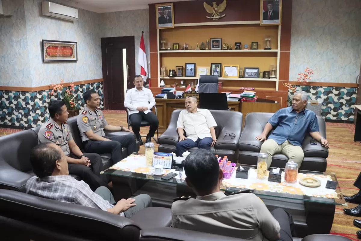 Perbincangan Kapolres Madiun Kota dengan Pimpinan DPRD setempat. (As'ad Choirudin/SketsaNusantara.id)