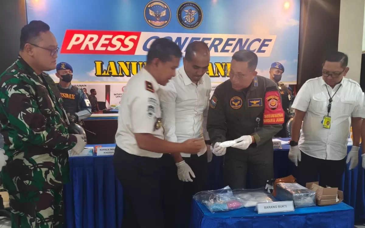 Potret barang bukti ribuan pil ekstasi dan paket sabu yang diamankan setelah penangkapan WNA Malaysia yang berupaya selundupkan narkoba di Bandara Juanda  (X/kilangberita)