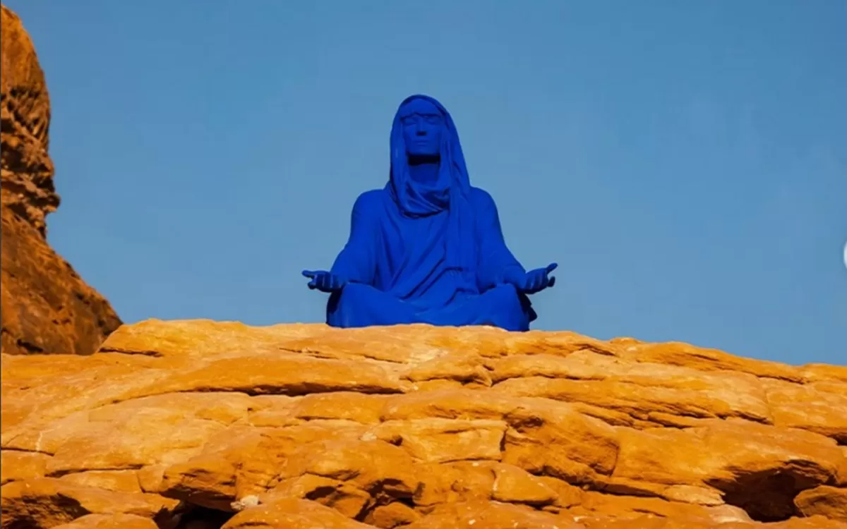 Portret penampakan patung 'berhala biru', pameran seni Desert X AlUla di Madinah, Arab Saudi yang menuai kritik karena bertentangan dengan norma keagamaan setempat (litaalbuquerque.com)