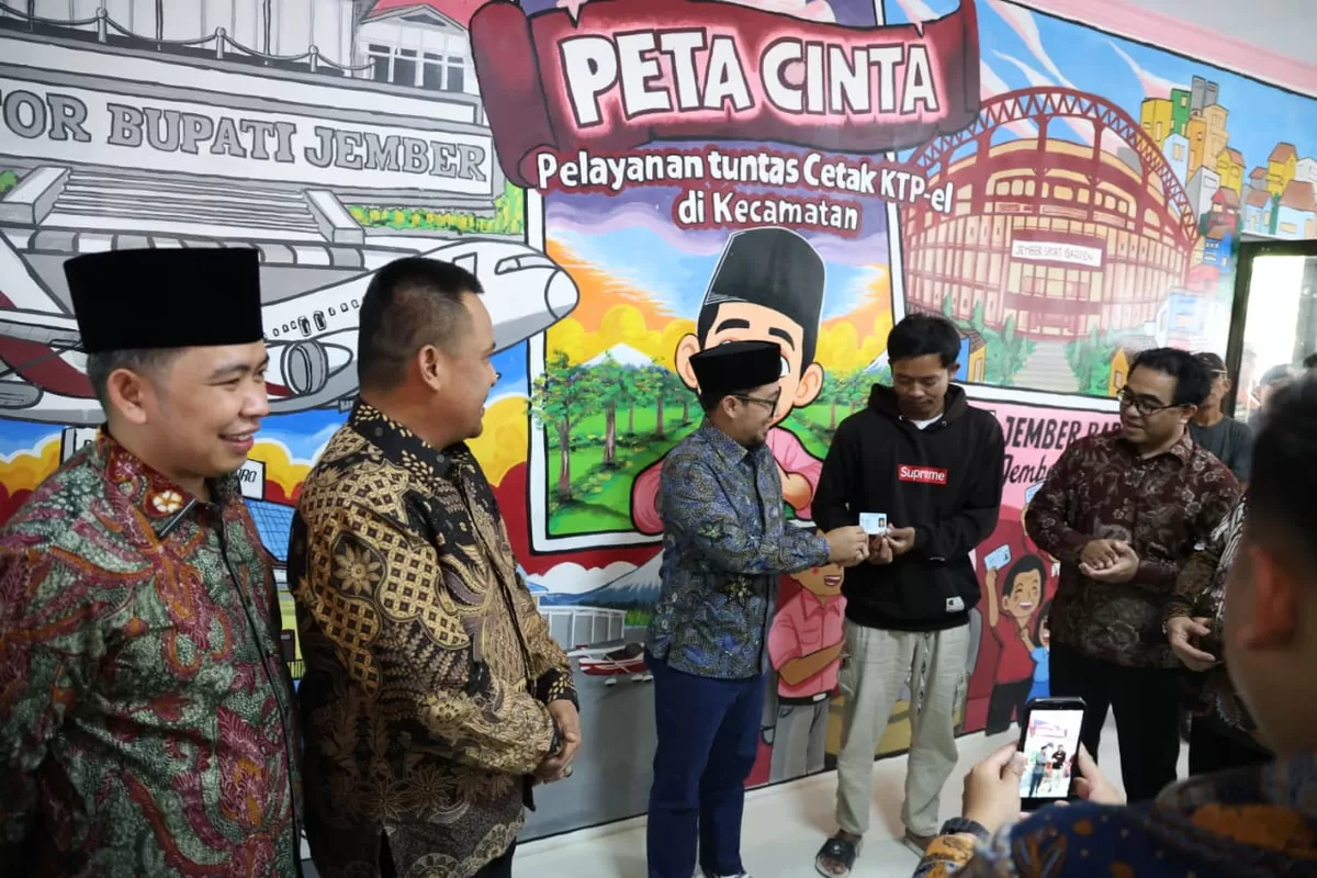 Pelayanan peta cinta di Kecamatan Ajung. (M Purnomo/SketsaNusantara.id)