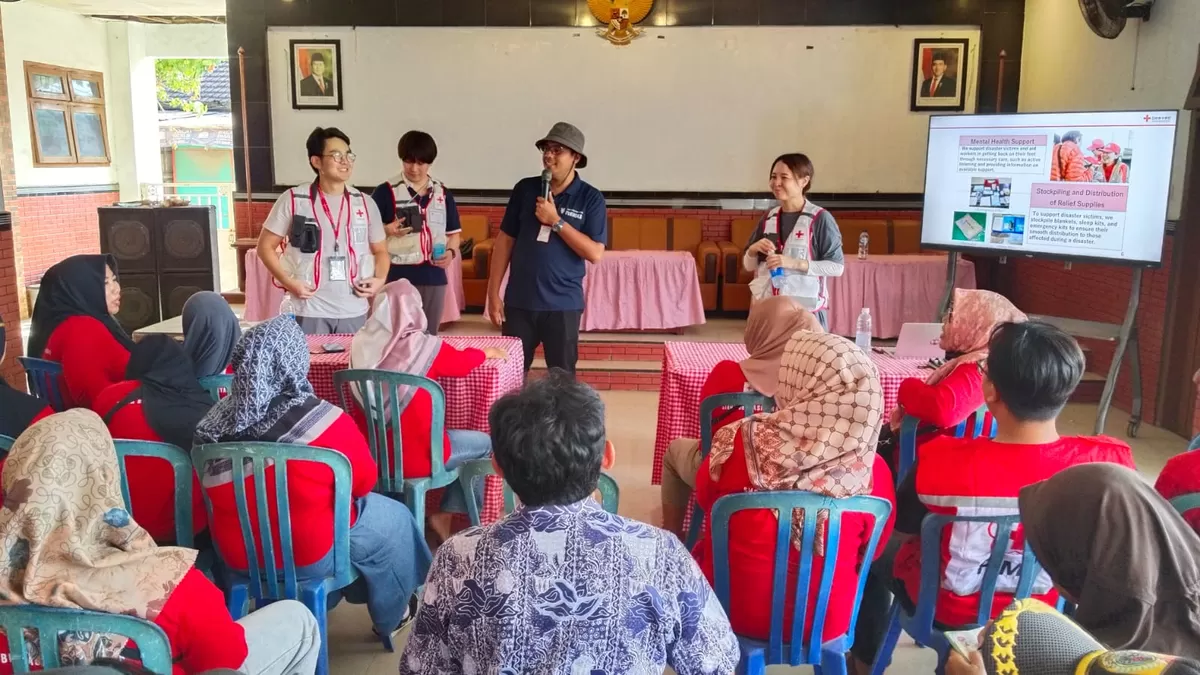 Perkuat Kesiapsiagaan Bencana Pesisir, Palang Merah Jepang dan PMI Jember Salurkan Bantuan Alat ke SIBAT Puger Kulon