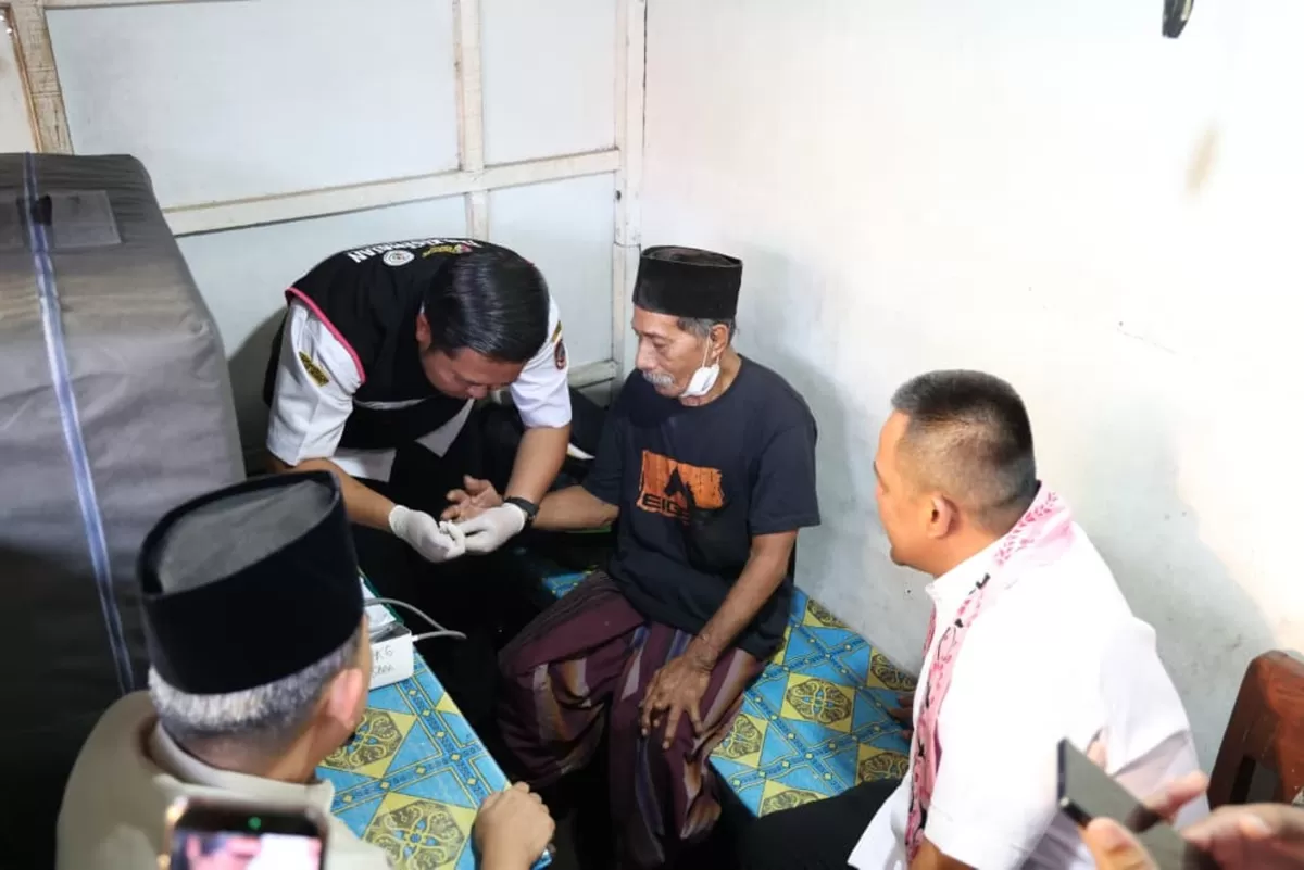 Pelaksanaan home care di Kecamatan Sumberbaru. (M Purnomo/SketsaNusantara.id)