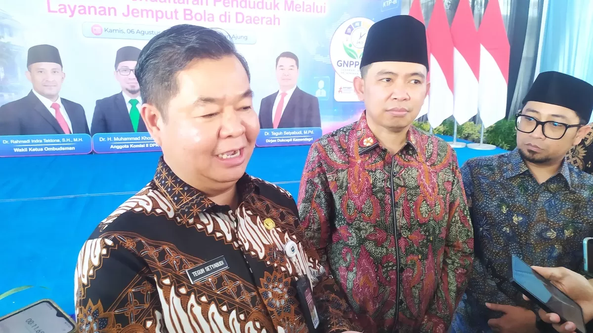 Bupati Jember Gus Fawait (tengah) saat mendampingi Dirjen dan DPR RI. (M Purnomo/SketsaNusantara.id)