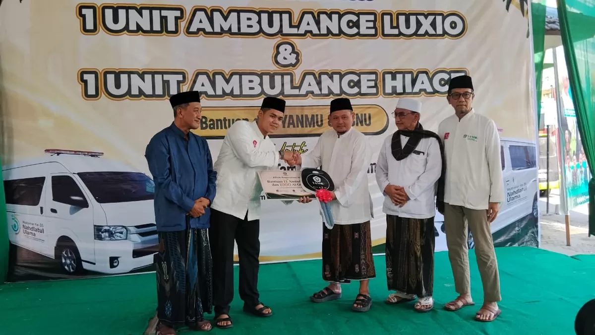 Wakil Ketua Umum YANMU, Syahdhana H. Baswara (dua dari kiri) menyerahkan secara simbolis ambulans kepada Ketua Umum Yayasan Pondok Pesantren Bahrul Ulum Tambakberas, KH Abdurrozaq Sholeh. (As'ad Choirudin/SketsaNusantara.id)