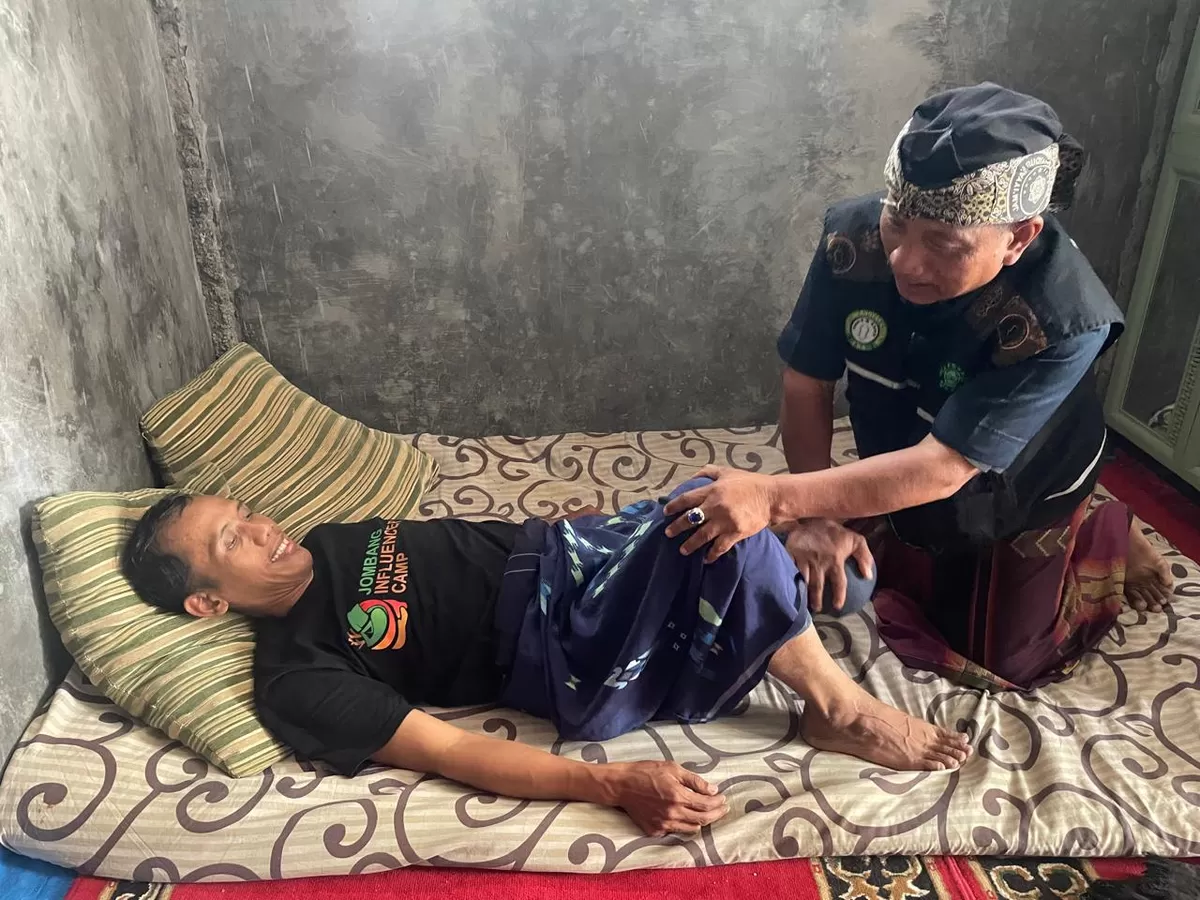Salah satu relawan sedang memberikan layanan pijat gratis. (As'ad Choirudin/SketsaNusantara.id)