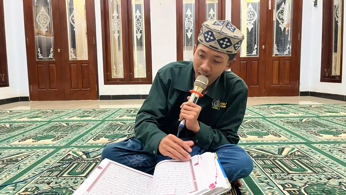 Mahasiswa UNWAHA Jombang sedang membaca Al-Qur'an. (As'ad Choirudin/SketsaNusantara.id)