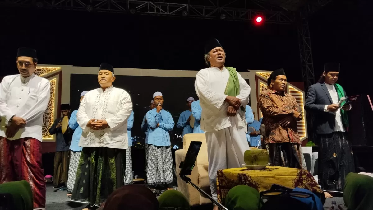 GUs Muwafiq sedang mengumandangkan shalawat. (As'ad Choirudin/SketsaNusantara.id)