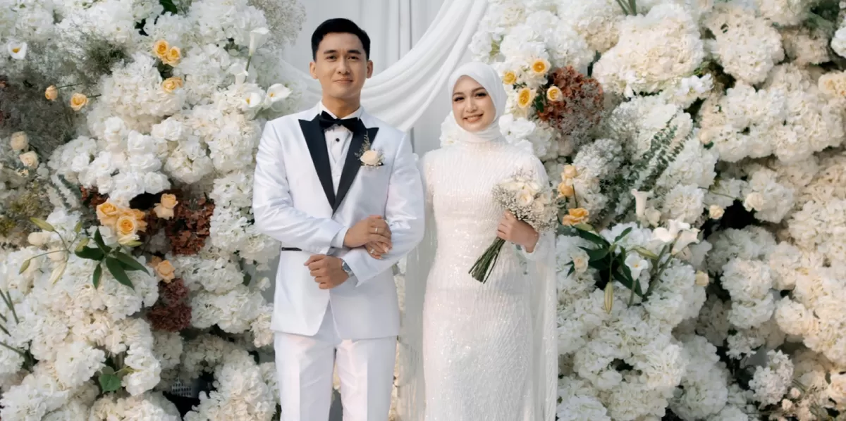 Potret Dea Annisa menikah dengan Mazaki Ahmad dengan mengusung konsep wedding dreamy bernuansa romantis yang mencuri perhatian (Instagram/deaaannisa)