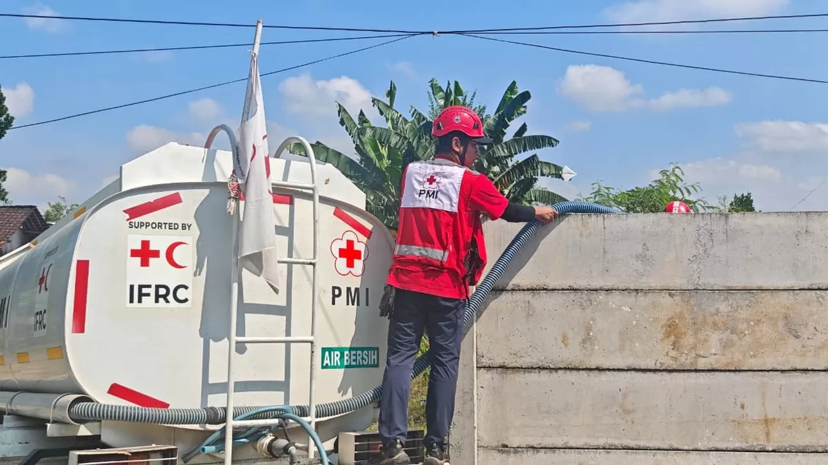 Tim Tanggap Darurat Bencana PMI Jember menyalurkan bantuan air bersih perdana sebanyak 2.500 liter bagi masyarakat yang terdampak kekeringan pada Senin, 10 Agustus 2026.