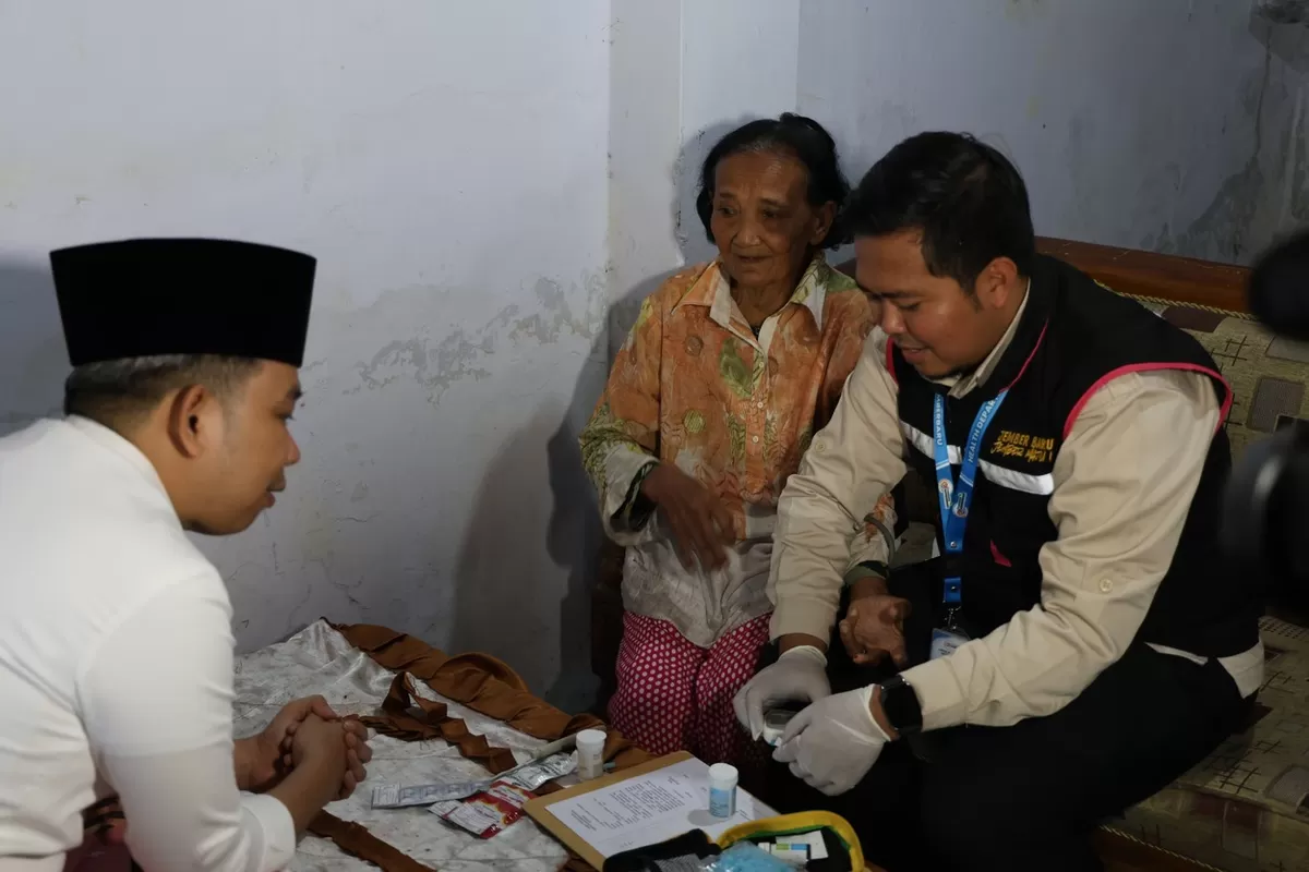 Pengecekan terhadap lansia di Kecamatan Sumberbaru. (M Purnomo/SketsaNusantara.id)