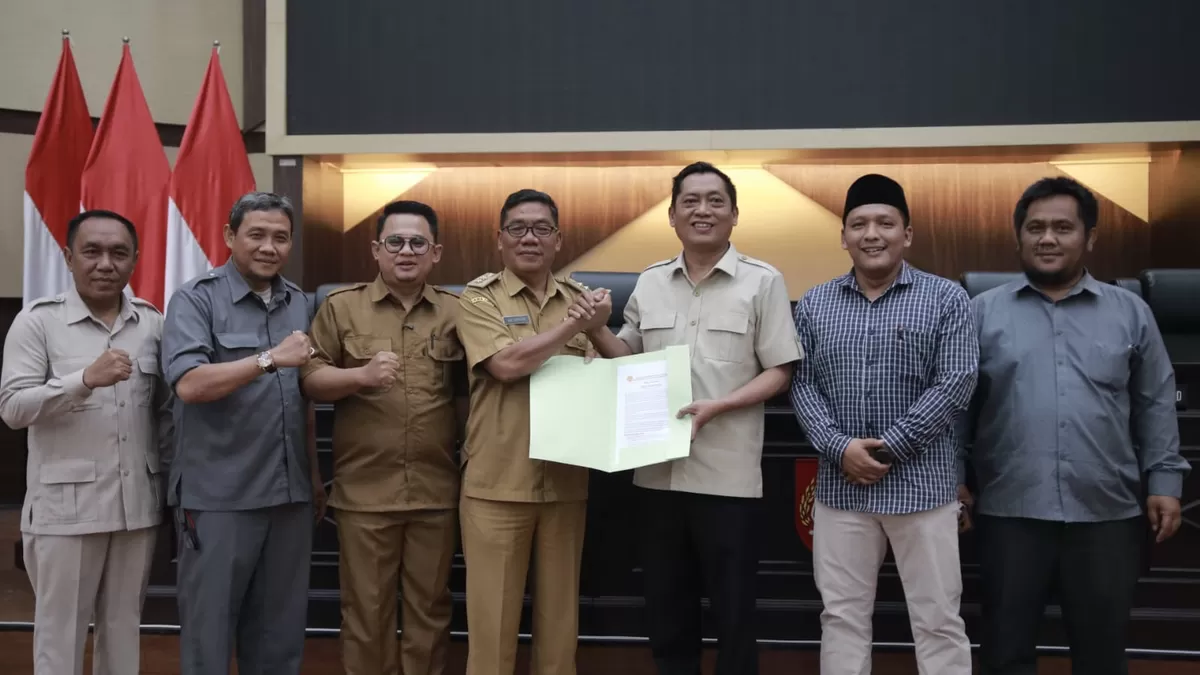 Perwakilan Kepala Desa di Jember memberikan tuntutan ke DPRD. (M Purnomo/SketsaNusantara.id)