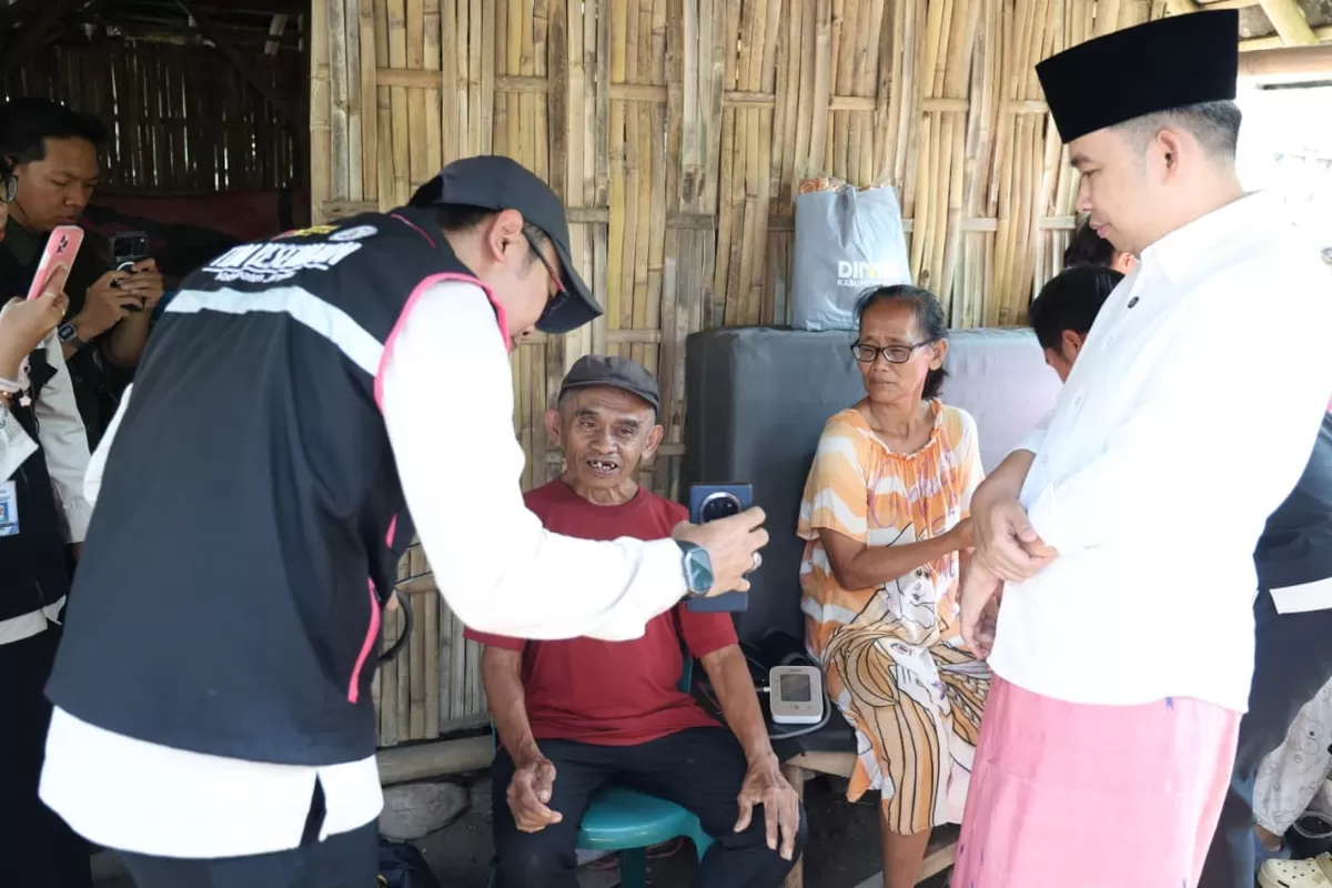 Bupati Jember Muhammad Fawait saat cek langsung kesehatan lansia. (M Purnomo/SketsaNusantara.id)