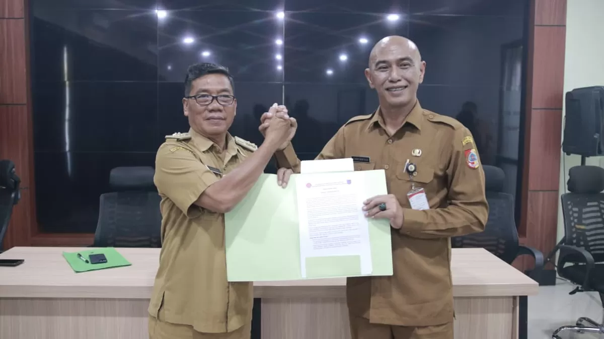 Pj Sekda Achmad Imam Fauzi dan Kades di Jember. (M Purnomo/SketsaNusantara.id )