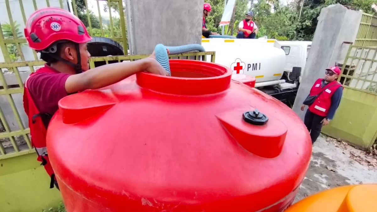 Kekeringan Meluas ke Kawasan Perkotaan PMI Jember Salurkan Bantuan Air Bersih dan Tandon di Antirogo