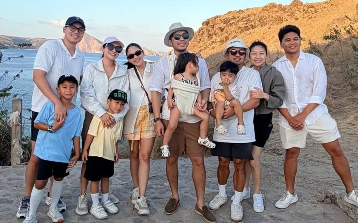 Potret Jessica Mila dan Yakup Hasibuan liburan bersama Merdi Octav dan rombongan keluarga di tengah pembatasan pelayaran ke Pulau Padar (Instagram/merdioctav)