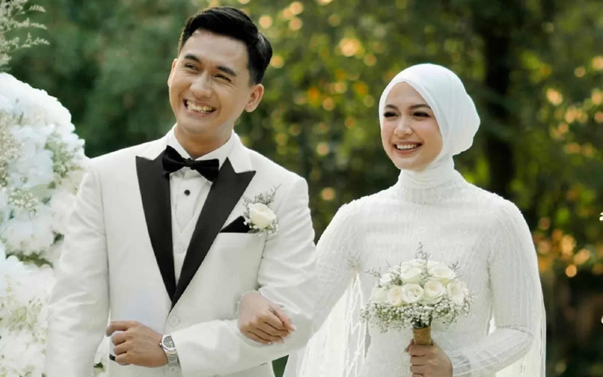 Potret Dea Annisa yang tampil elegan dan manglingi dengan busana pengantin bernuansa putih mengenakan hijab (Instagram/deaaannisa)