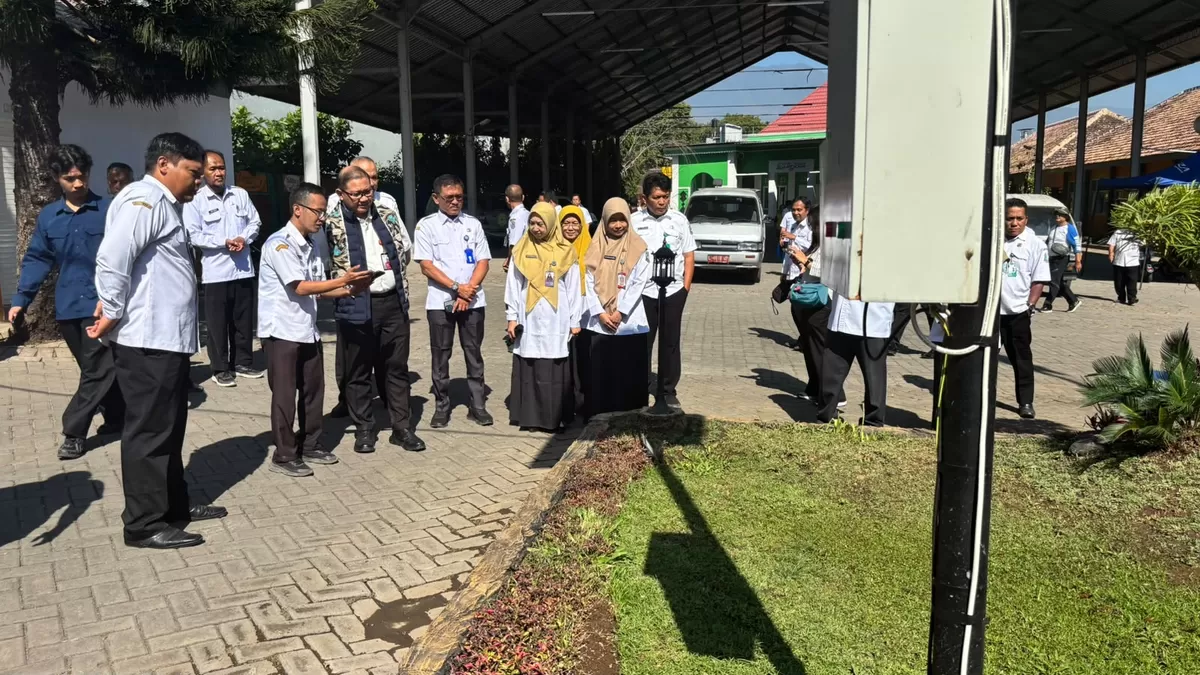 Kunjungan Kadisdik Jatim di SMKN 3 Bondowoso untuk melihat teknologi siram tanaman otomatis (SiRomantis) karya para siswa. (As'ad Choirudin/SketsaNusantara.id)