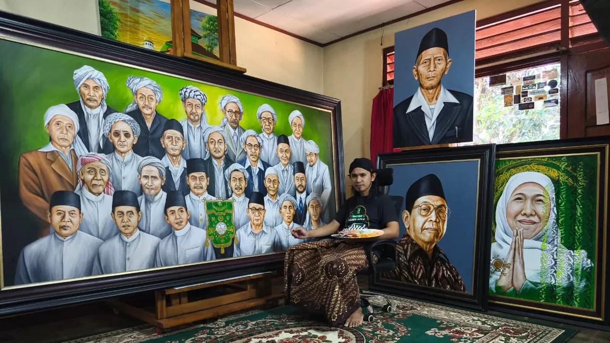 Seniman J Hasanto dengan karya kolosal 25 kiai muassis NU. (SketsaNusantara.id)