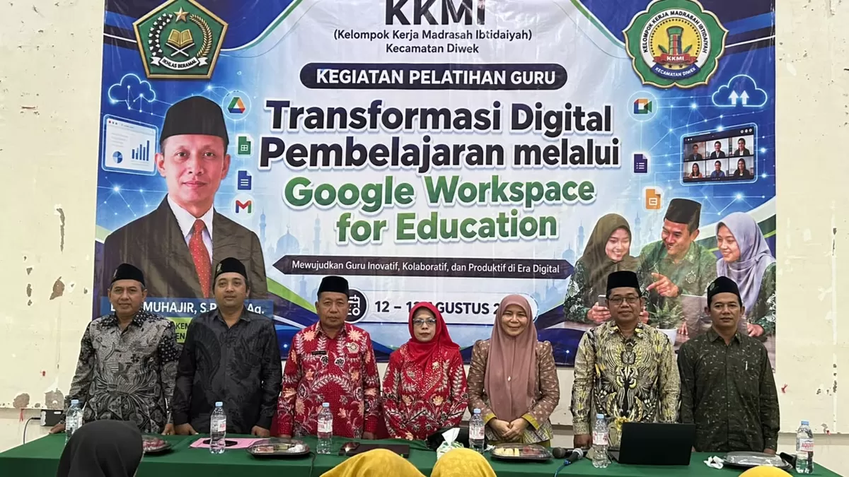 Pengurus KKMI Kecamatan Diwek, Jombang bersama pemateri pelatihan GWS. (As'ad Choirudin/SketsaNusantara.id)