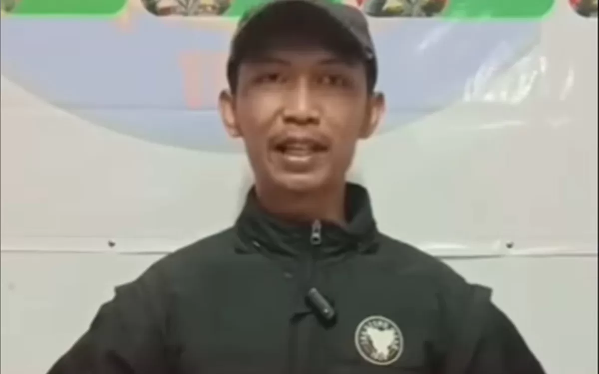Viral Tukang Cukur di Bogor sampaikan permintaan maaf usai sebut Indonesia belum merdeka, sempat dicecar pertanyaan dari pihak kecamatan gegara tak pasang bendera jelang HUT ke-81 RI (Instagram/lambe_turah)