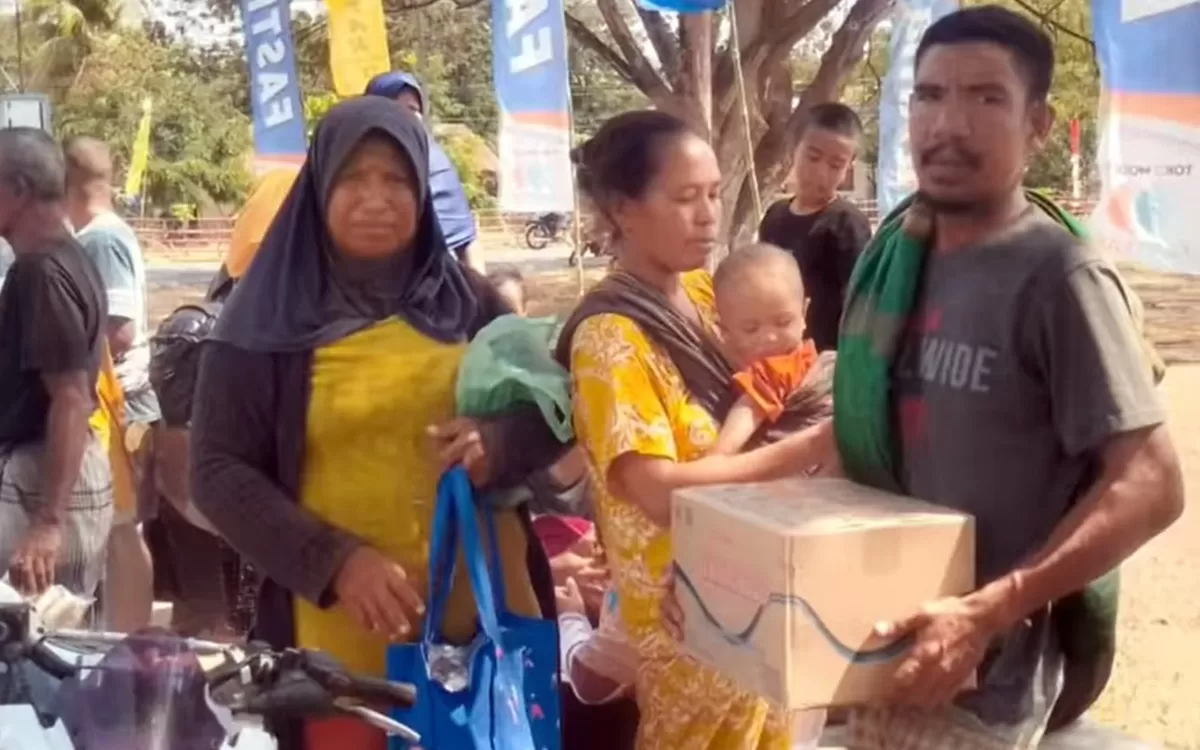 Potret bantuan makanan dan minuman yang disalurkan Melanie Subono melalui yayasan yang didirikannya untuk membantu warga terdampak gempa di NTT (Instagram/melaniesubono)