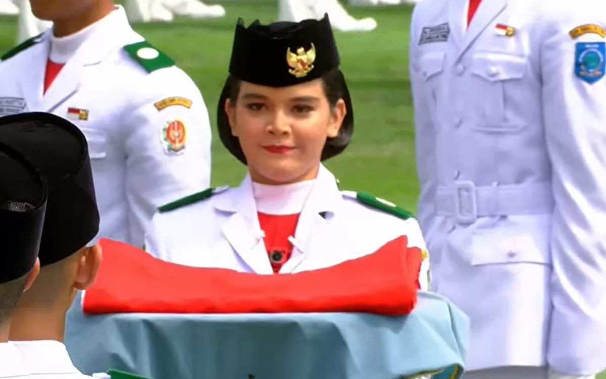 Potret Celina Oliva Apriani Theo, perwakilan SMKN 5 Pontianak yang terpilih menjadi petugas Paskibraka pembawa baki Bendera Merah Putih dalam upacara HUT ke-81 RI di Istana Merdeka Jakarta (YouTube Sekretariat Kabinet)