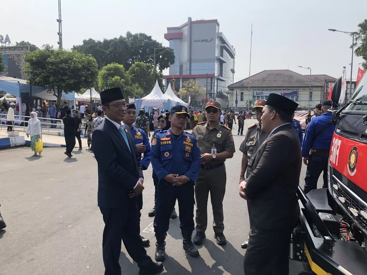 Ketua DPRD Jember Ahmad Halim saat melihat kendaraan Damkar. (Angga Juli Setiawan/SketsaNusantara.id)