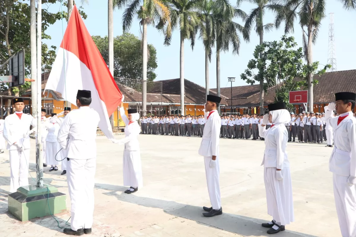 Paskibra SMKN 3 Bondowoso sedang mengibarkan bendera. (As'ad Choirudin/SketsaNusantara.id)
