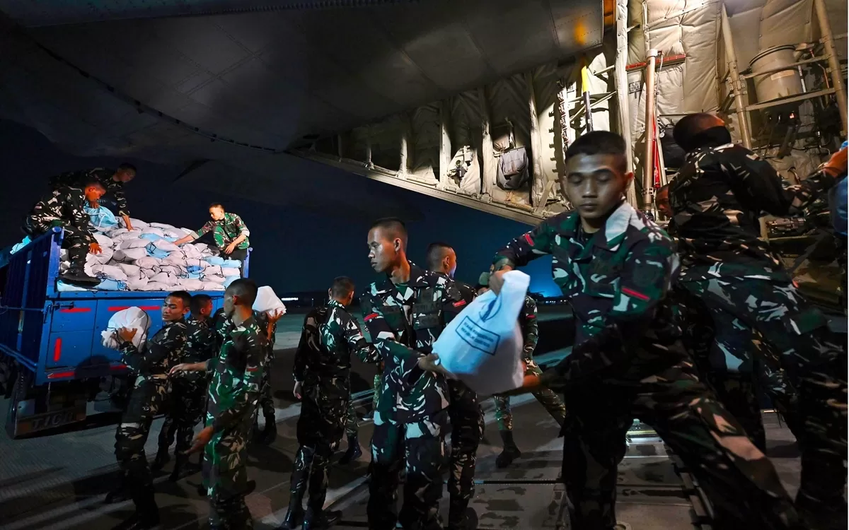 Proses penyaluran bantuan logistik dengan mengerahkan ribuan personel TNI untuk memenuhi kebutuhan warga terdampak bencana gempa-tsunami di NTT (Instagram/sekretariat.kabinet)