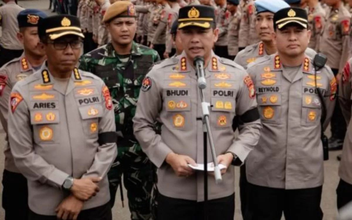 Polda Metro Jaya amankan 21 orang diduga penyusup dalam aksi mahasiswa BEM UI dan berhasil menyita barang bukti berbahaya  (tribratanews.metro.polri.go.id)