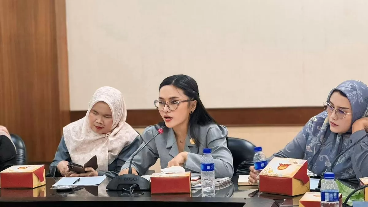 Sekretaris Komisi D DPRD Indi Naidha saat rapat. (Angga Juli Setiawan/SketsaNusantara.id)