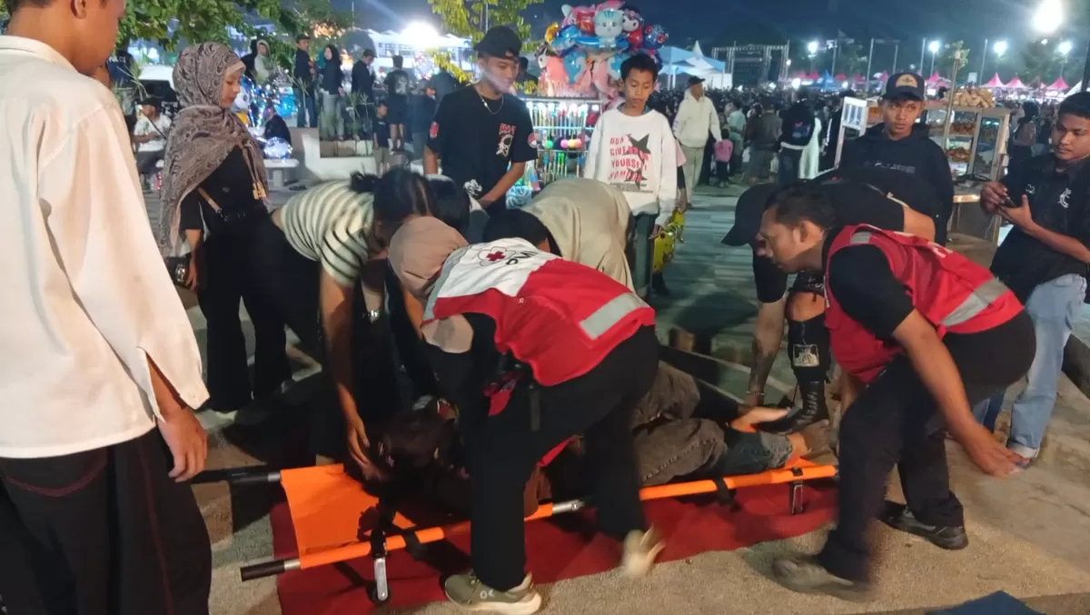 Tim Medis PMI Jember Evakuasi Dua Pengunjung Konser Cinta NKRI ke Rumah Sakit