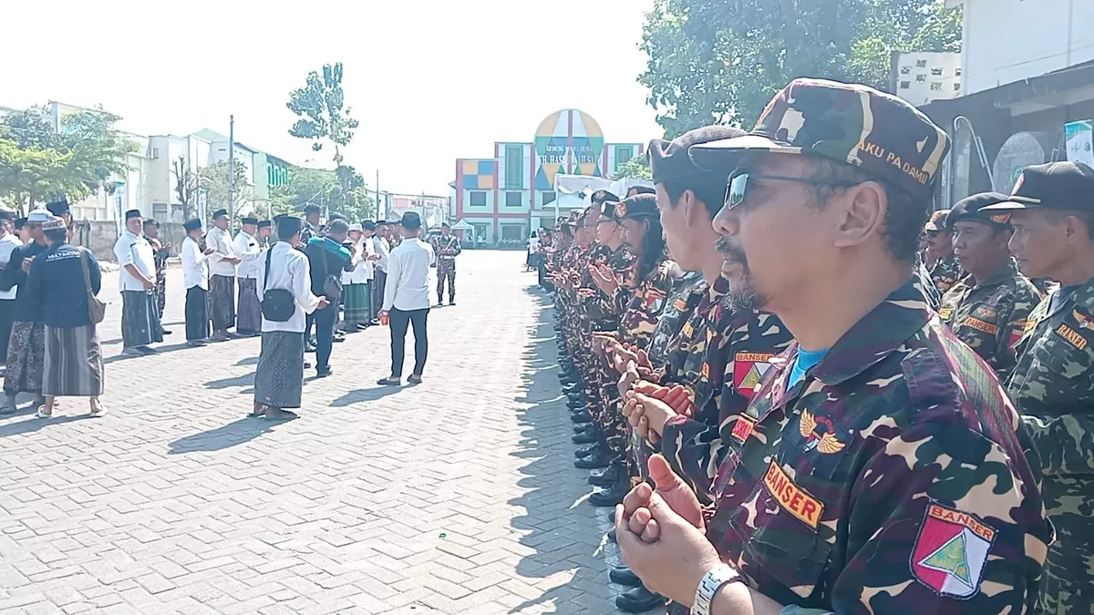 Persiapan apel siaga panitia di halaman Gedung Serbaguna (GSG) KH Hasbullah Said. (SketsaNusantara.id)
