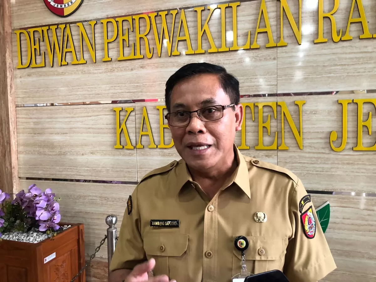 Kepala Dispedukcapil Jember Bambang Saputro saat dikonfirmasi. (Angga Juli Setiawan/SketsaNusantara.id)