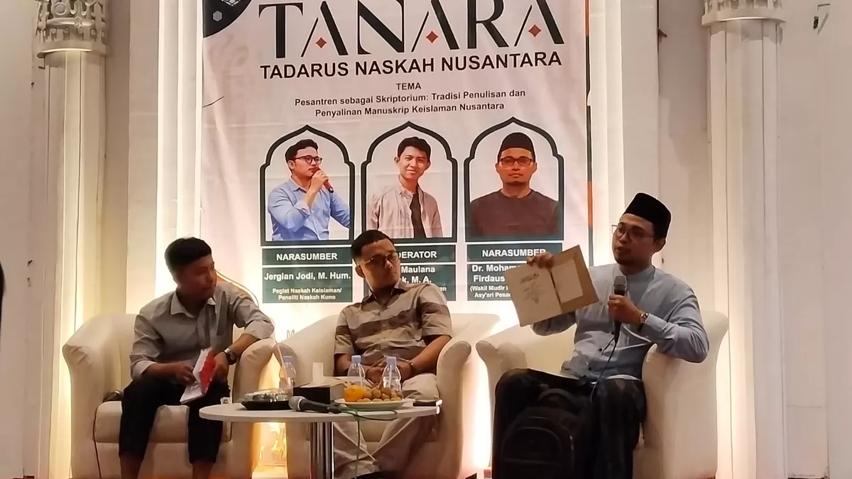 Narasumber sedang menyampaikan materinya. (As'ad Choirudin/SketsaNusantara.id)