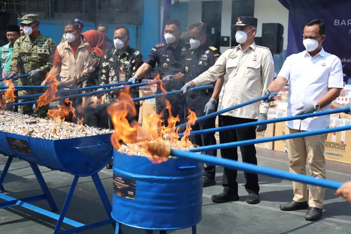 Pemusnahan rokok ilegal atau tanpa cukai di Jember. (M Purnomo/SketsaNusantara.id)