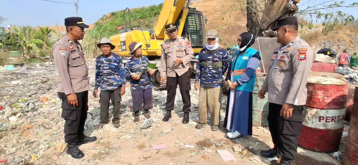 Anggota Polres Madiun Kota berdialog dengan para pemilah sampah di TPA Winongo. (Pamula Yohar C/SketsaNusantara.id)