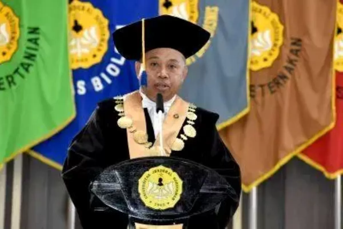 Potret Akhmad Sodiq, Rektor Unsoed yang jadi sorotan usai tertangkap OTT KPK terkait dugaan suap penerimaan mahasiswa baru (unsoed.ac.id)
