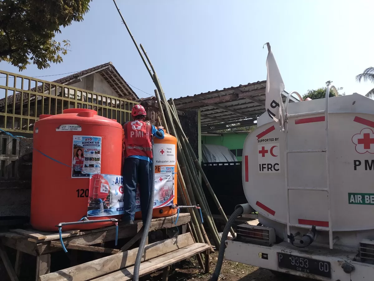 PMI Kabupaten Jember mendistribusikan sebanyak 161.500 liter air bersih untuk membantu warga yang menghadapi krisis air di wilayah terdampak kekeringan.