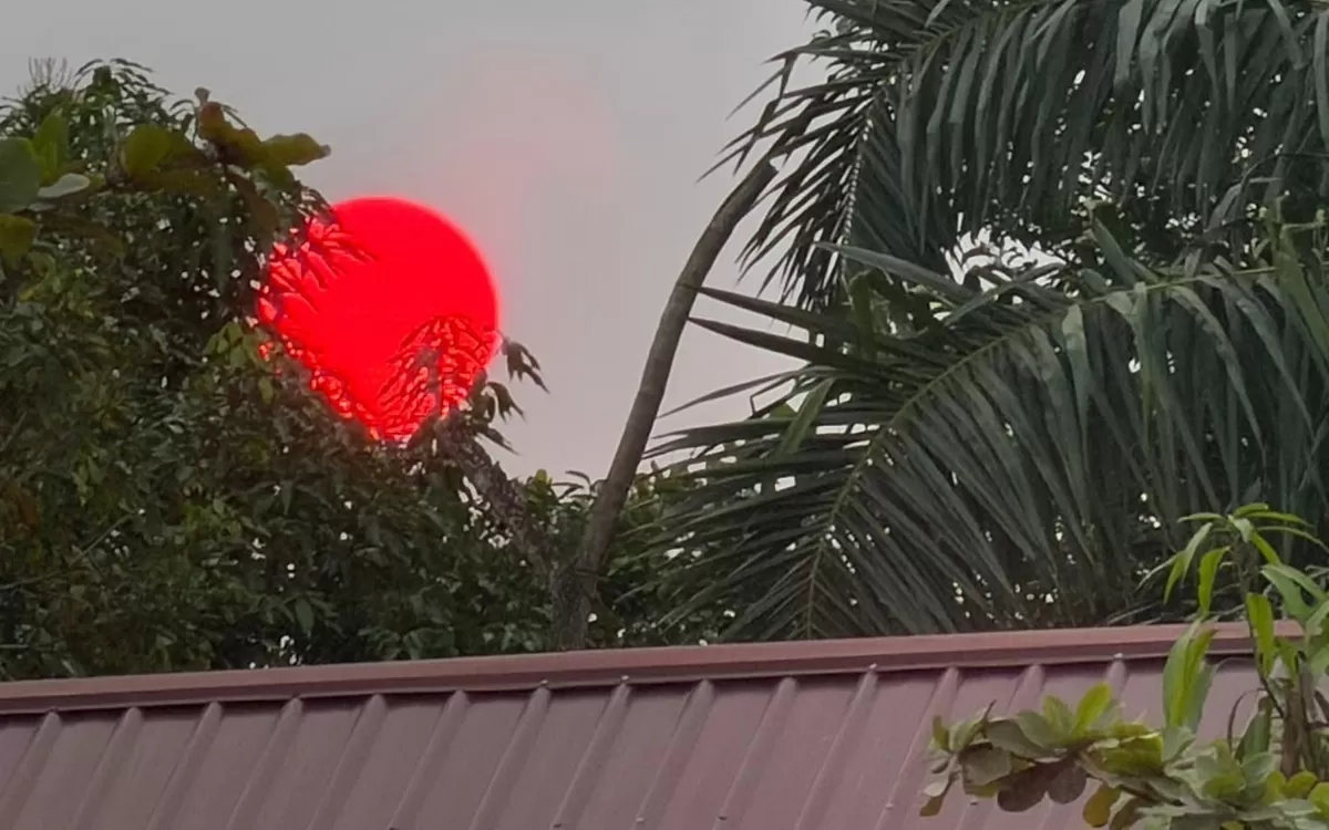 Potret matahari merah yang terlihat di ufuk langit Kota Palangka Raya di tengah kepulan asap dampak karhutla Kalimantan (Instagram/srimuliati820)