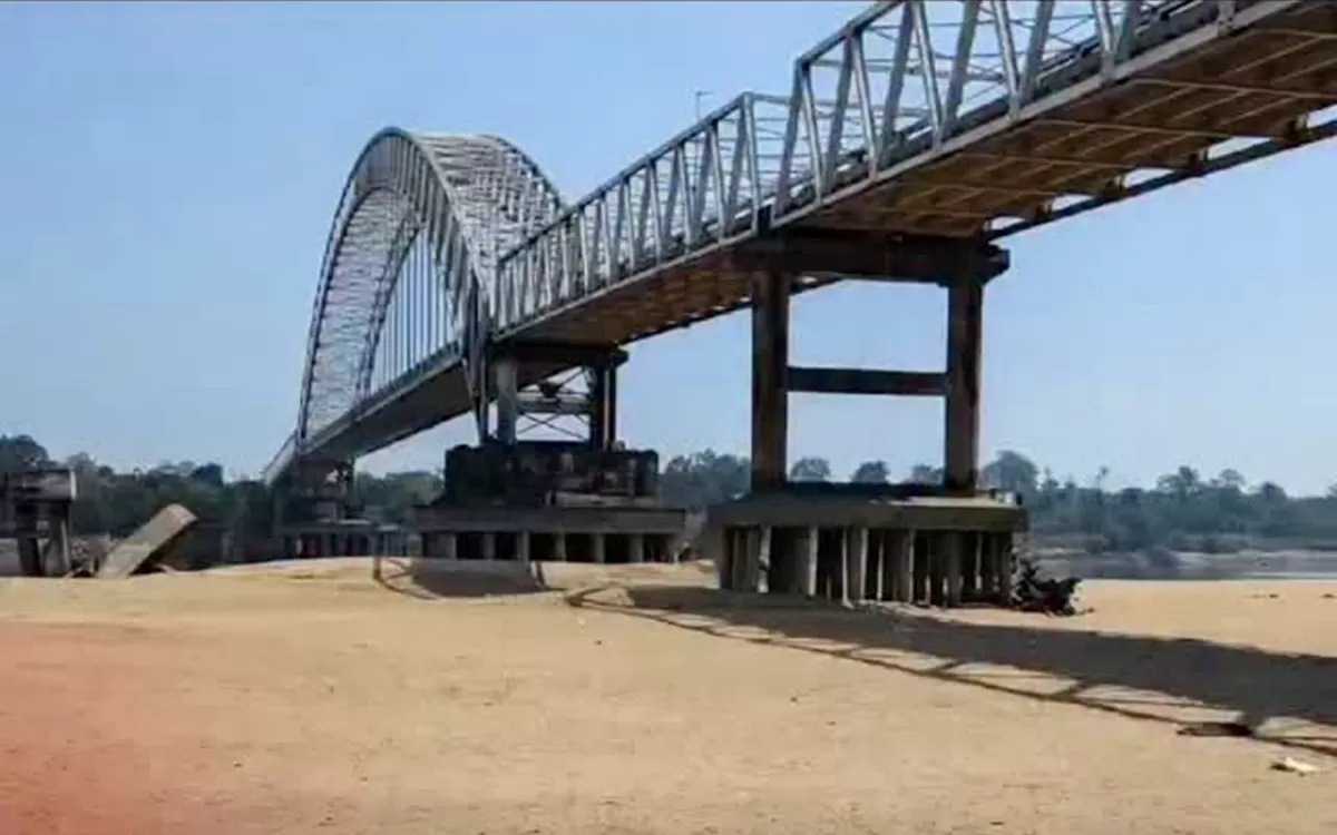 Potret kondisi Sungai Barito, bawah Jembatan Desa Kalahien di Kalimantan Tengah yang mengalami kekeringan parah hingga dasar sungai terlihat seperti gurun pasir (Instagram/balikpapankuu)